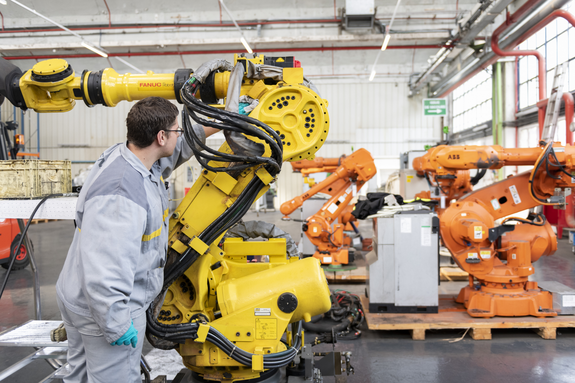 Retrofitting robots: the other operation at Renault's 'Refactory' - Just  Auto